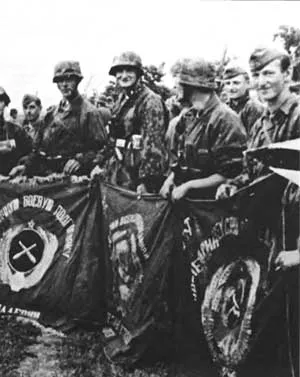 Бойцы "Лейбштандарта" демонстрируют захваченные знамена советских частей