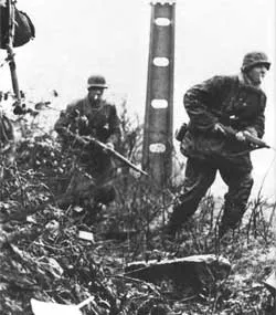 Бойцы "Лейбштандарта" где-то на западном фронте. Война стала настолько привычной для этих людей, что они курят прямо во время боя.