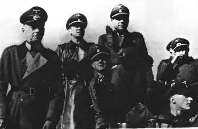 Фельдмаршал Герд фон Рундштдедт (слева), командующий группой армий "Юг" и "Зепп" Дитрих (в центре) наблюдают за последними приготовлениями "Лейбштандарта" к операции "Барбаросса"