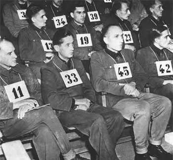 Финал для выживших. На скамье подсудимых - офицеры "Лейбштандарта" (слева - направо): "Зепп" Дитрих, Фриц Крамер, Герман Присс, Иоахим Пайпер.