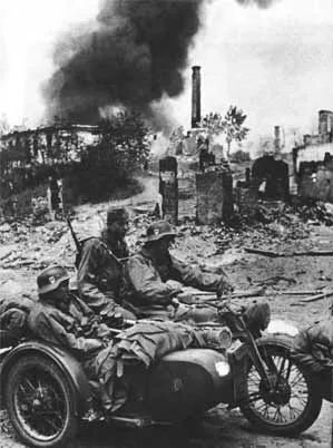 Отступающие советские войска пользовались тактикой "выжженой земли", стремясь оставить немцев без всякого укрытия