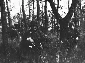 Солдаты "Лейбштандарта" осторожно продвигаются навстречу неприятелю. На этой стадии войны они старались максимально задержать противника на всех фронтах.