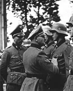 "Зепп" Дитрих награждает солдат за французскую кампанию 1940 г.