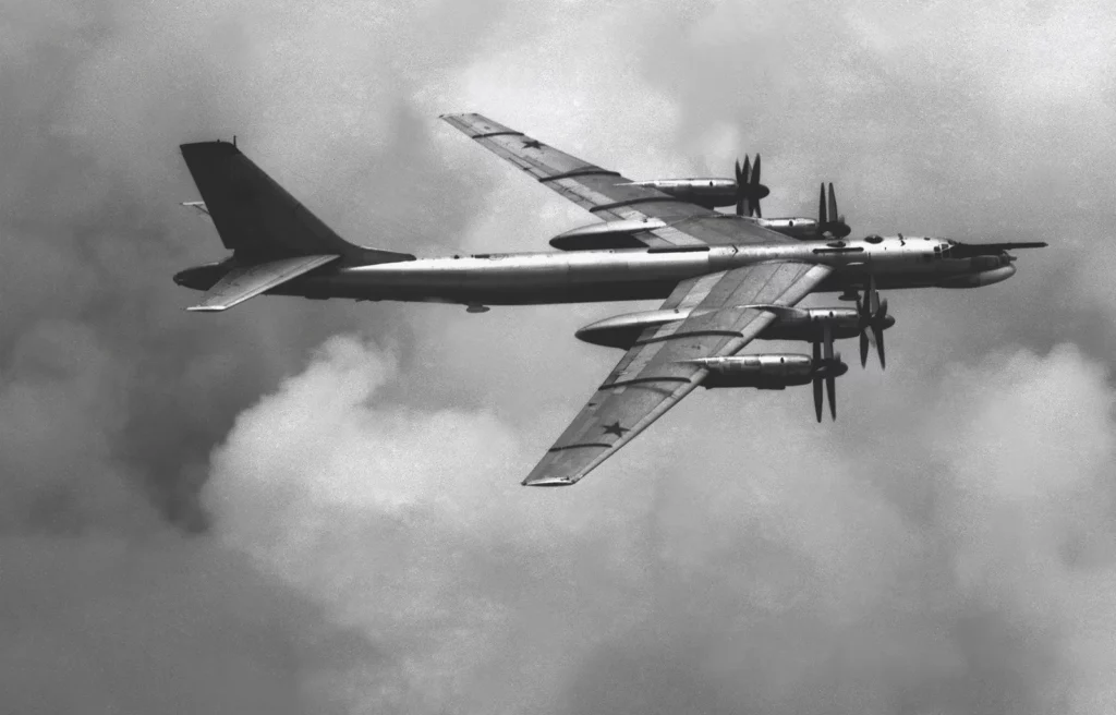 Бомбардировщики Ту-95М уже во второй половине 50-х гг. начали регулярно появляться у берегов Америки