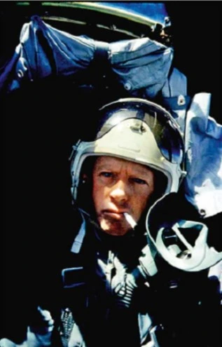 Командир экипажа B-52 "All Stars" майор Уинстон Мур во время 8,5 часового полета