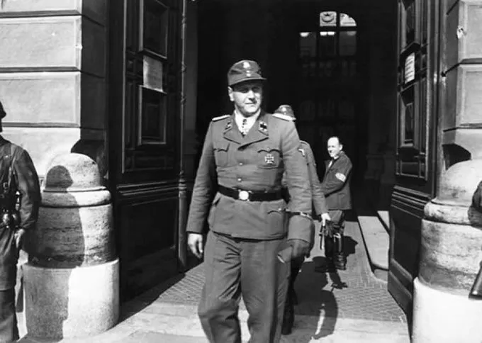 Отто Скорцени - один из лучших диверсантов Гитлера. Он организовал и возглавил диверсионное подразделение, замаскированное под американцев - 150-ю бригаду.