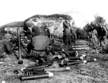 Батарея 81-мм минометов ведет огонь по позициям противника, Германия, 19 сентября 1944 года.