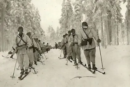Финские лыжники на марше. Для перевозки снаряжения и пулеметов использовались волокуши.