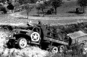 «Рабочая лошадка» американской армии - 2,5-тонный грузовик CCKW-353 с 1-тонным прицепом на дорогах Сицилии, 10 августа 1943 года.