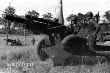 Расчеты двух 105-мм гаубиц М2 ведут учебные стрельбы по позициям «противника». Австралия, 20 мая 1943 года.