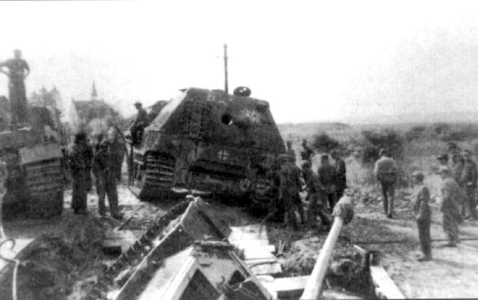 Мост не выдержал под тяжестью «Элефанта», Польша, 1944 год. Тягачей по-видимому уже не осталось, поэтому вызволением провалившегося занимаются линейные машины дивизиона.