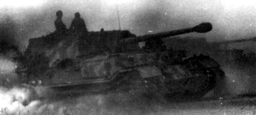 САУ из 654-го дивизиона выдвигаются на исходные позиции перед атакой, Курская Дуга, 5 июля 1943 г.