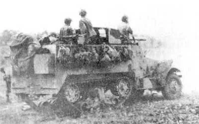 75-мм противотанковое полугусеничное орудие M3 из состава 2-й дивизии морской пехоты ведет огонь по опорному пункту неприятеля на Сайпане.