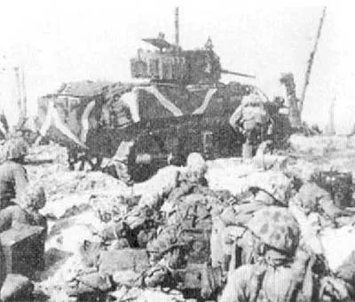 Легкий танк M5A1 "Хотхед" из 4-го бронетанкового батальона поддерживает атаку бойцов из 4-й дивизии морской пехоты на Нумаре.