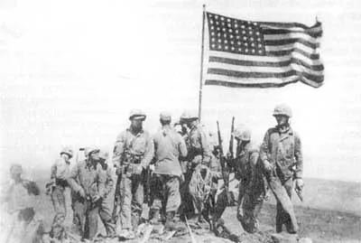 После тяжелых боев бойцы 2-го батальона 28-го полка морской пехоты водрузили флаг на горе Сурибати.