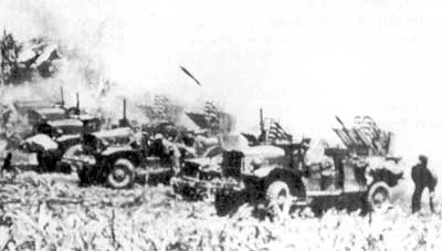 Установленные на однотонные грузовики реактивные минометы калибра 11,43 см 1-го временного подразделения реактивных минометов Т45 ведут огонь по позициям японцев на Сайпане.