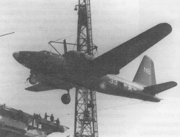 "Атомный бомбардировщик" P2V-3C не мог самостоятельно сесть на палубу, поэтому его приходилось загружать на авианосец при помощи крана.