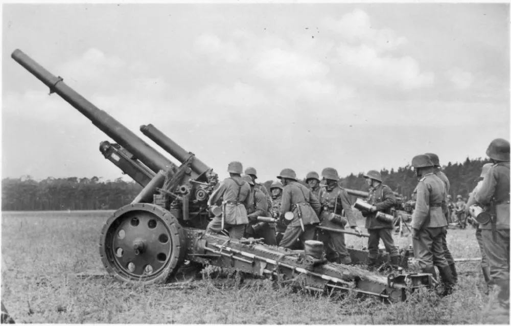 Батарея 150-мм гаубиц из дивизиона тяжелой артиллерии 250-го артиллерийского полка.