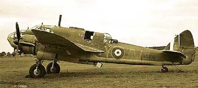 «Бофорт» В Мк. I L9938 из 42-й эскадрильи на аэродроме Льючерс. На подвеске — 13-дюймовая (457 мм) торпеда Мк. XII с дополнительным стабилизатором размером 1070 мм