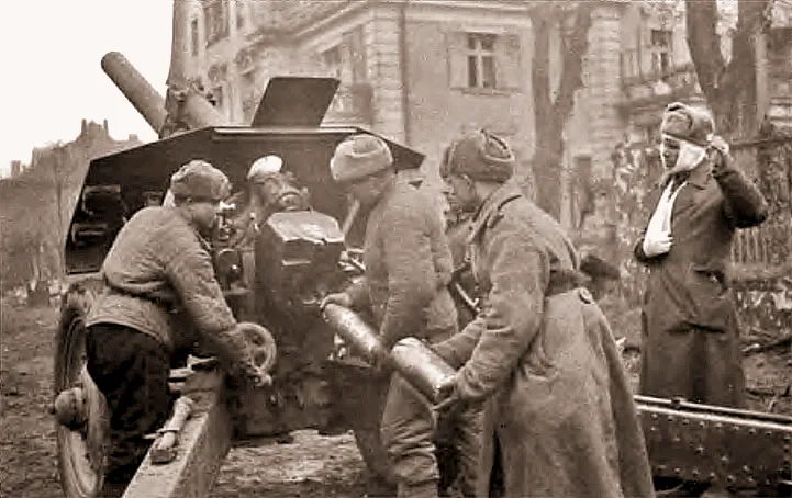 Бои в городе Бреслау. Расчет 122-мм гаубицы М-30 ведет огонь по противнику. 1-й Украинский фронт, 6-я армия, февраль 1945 года