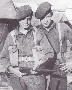 Британские солдаты с пистолетом-пулеметом "Стэн"