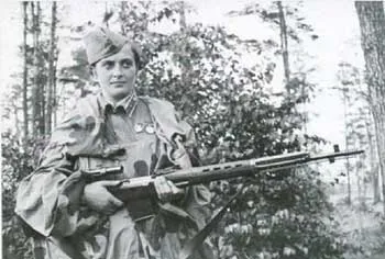 Герой Советского Союза снайпер Людмила Павличенко с самозарядной винтовкой СВТ-40
