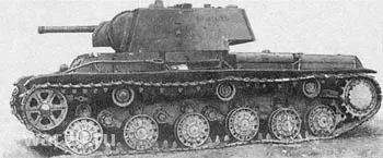 KB-1 первых военных серий. Сварная башня из толстых бронеплит, экраны на бортах и лбу корпуса. Этот танк успел получить опорные катки с внутренней амортизацией и обрезиненные поддерживающие катки.