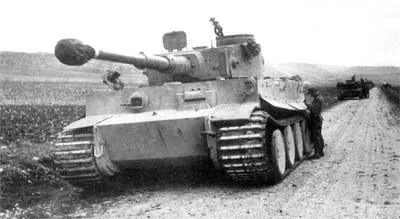Колонна танков "Тигр" "африканской модели" раннего выпуска. Танки остановились на осмотр. Тунис, 1943.