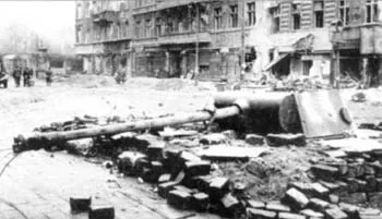Огневая точка с башней танка "Пантера" на перекрестке улиц. Германия. 1945 г.