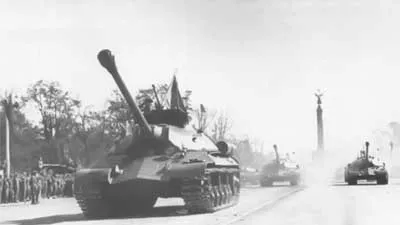 Парад союзников в Берлине, сентябрь 1945 года. Танки ИС-3 из состава 71-го гвардейского полка тяжелых танков проходят по Шарлоттенбургскому шоссе
