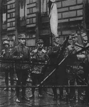  "Пивной путч" 9 ноября 1923 года. Человек в очках и с флагом - Гиммлер.