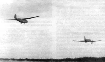 Планер Г-11 буксируется самолетом Ли-2