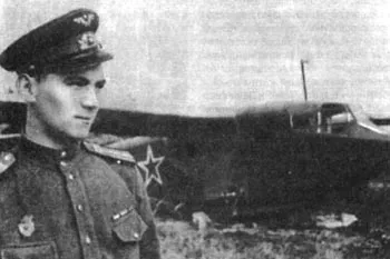 Планерист старшина А.А. Поздняк, летавший на А-7 к партизанам, на аэродроме Старая Торопа, 1943 г.