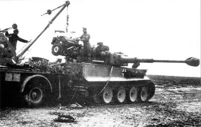 Ремонт двигателя "Тигра" из 501-го тяжелого танкового батальона в полевых условиях. Двигатель снимают 3-тонным краном Blistein. Тунис, 1943.