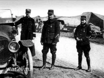 Ролан Гарро с другими летчиками на аэродроме Туль, конец 1914 г.