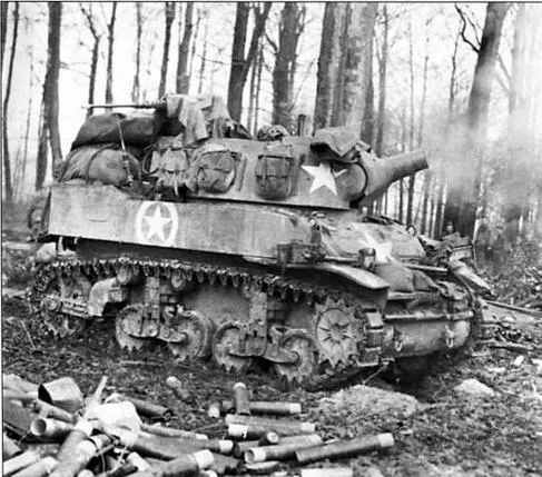 САУ М8 из 106-й кавалерийской группы ведет огонь по немецким войскам. Германия, февраль 1945 г.