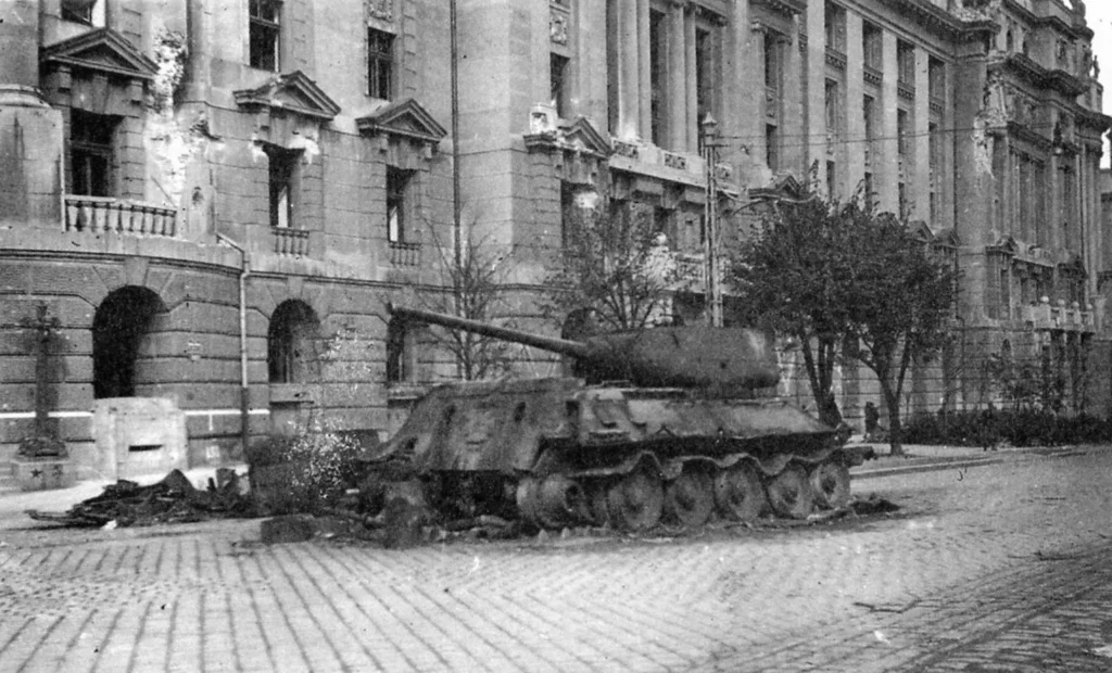 Сгоревший Т-34-85 из состава 13-й гвардейской механизированной бригады перед зданием Министерства иностранных дел в Белграде.