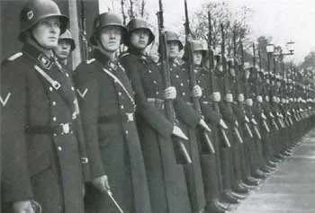 Солдаты "Лейбштандарт СС Адольф Гитлер" с карабинами 98-К