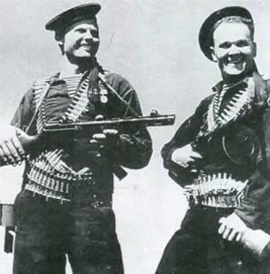 Советские матросы, вооруженные автоматами ППШ