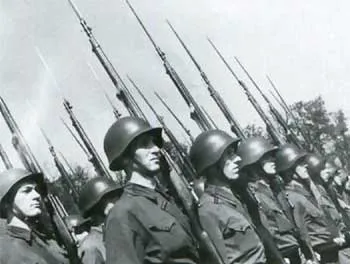 Советские солдаты с винтовками Мосина