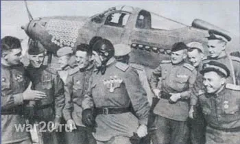 Советский ас А.И. Покрышкин около своего истребителя "Аэрокобра"