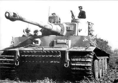 Танк "Тигр" из 505-го тяжелого батальона. На бортах танка закреплена колючая проволока - для защиты от русских пехотинцев, в ближнем бою могущих взобраться на корпус танка.
