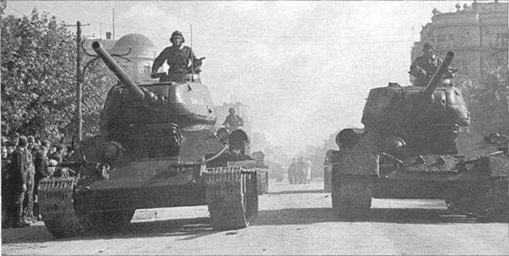 Танки 2-й танковой бригады на улицах Белграда.