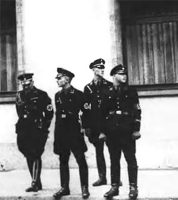 Телохранители Гитлера возле Рейхсканцелярии