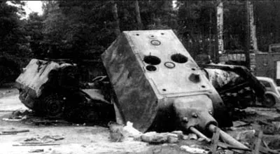 Взорванный немцами второй прототип «Мауса» (205/2), обнаруженный в Штаммлагере.